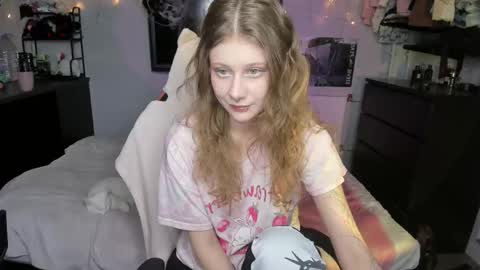 Snapshot of l1ttlekiki chatting on October 20, 2:42 pm Sarah online show from October 20, 2:42 pm