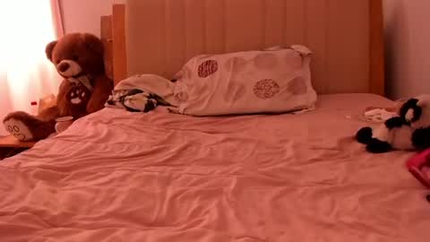 lara online show from April 9, 5:29 pm