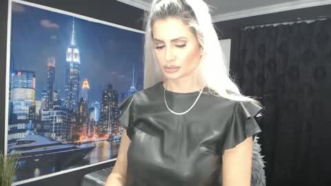 laras_moans online show from December 28, 8:37 am