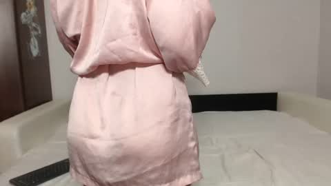 larataylorrr online show from July 8, 7:32 am