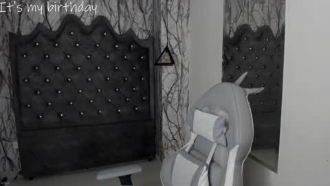 Snapshot of larissa01_ chatting on January 22, 3:09 am Lari online show from January 22, 3:09 am