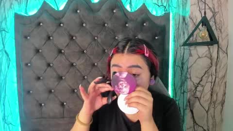 Snapshot of larissa01_ chatting on February 20, 2:40 am Lari online show from February 20, 2:40 am