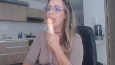 latinpaprika online show from January 12, 12:05 am