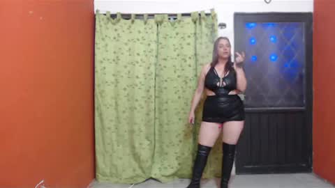 Snapshot of laura_craizy chatting on December 15, 3:34 am CALL ME LOVE LAURA online show from December 15, 3:34 am