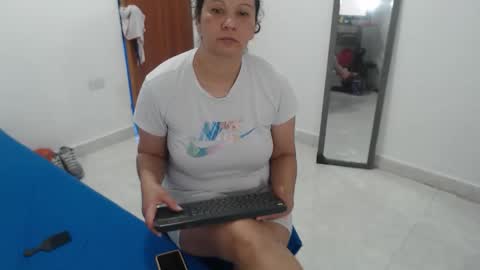 laura_foxx2379 online show from January 6, 2:32 pm