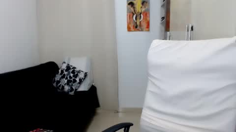 Snapshot of laura_pervert_ chatting on February 20, 11:10 pm Laura online show from February 20, 11:10 pm
