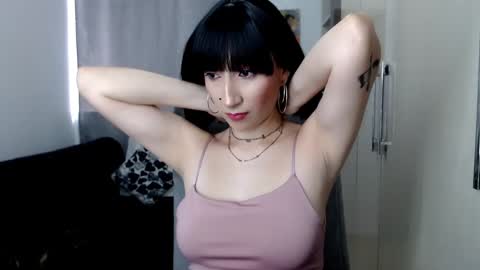 Snapshot of laura_pervert_ chatting on January 19, 8:09 pm Laura online show from January 19, 8:09 pm