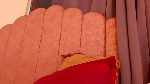 LAURA SOE online show from April 17, 1:08 am