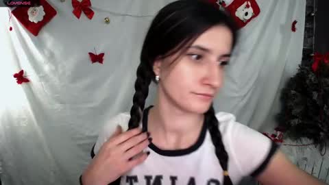 Snapshot of lauradre_ chatting on January 6, 8:35 am Laura online show from January 6, 8:35 am