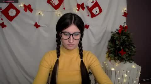 Snapshot of lauradre_ chatting on December 9, 11:04 am Laura online show from December 9, 11:04 am