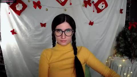 Snapshot of lauradre_ chatting on January 4, 8:17 am Laura online show from January 4, 8:17 am