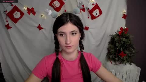 Snapshot of lauradre_ chatting on December 10, 9:12 am Laura online show from December 10, 9:12 am