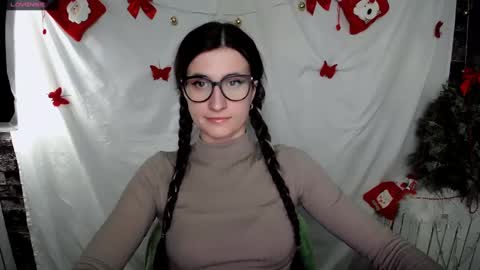 Snapshot of lauradre_ chatting on January 5, 8:43 am Laura online show from January 5, 8:43 am