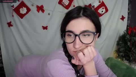 Snapshot of lauradre_ chatting on December 21, 9:33 am Laura online show from December 21, 9:33 am