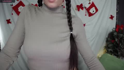 Snapshot of lauradre_ chatting on December 19, 8:02 am Laura online show from December 19, 8:02 am
