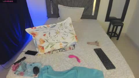 laurasofia01 online show from June 13, 4:32 am