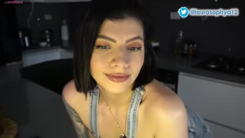 Laura online show from July 12, 9:15 pm
