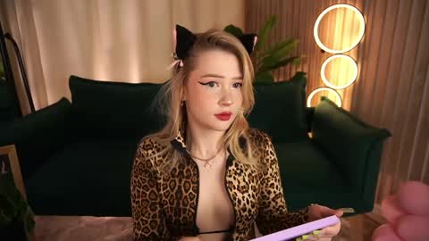  Laura  online show from April 4, 6:23 am