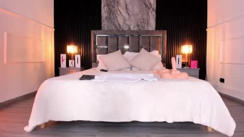 Lauren Weels online show from April 16, 9:39 pm