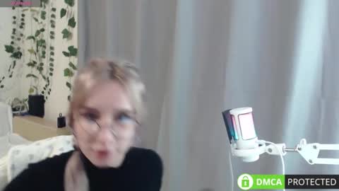 Mia online show from February 9, 3:22 am