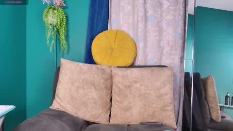 layla_17 online show from April 6, 11:39 pm