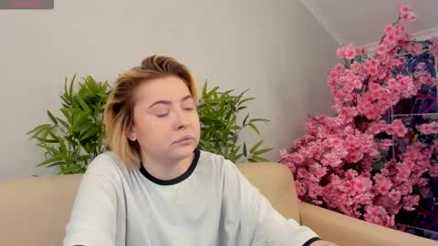laylacookies online show from October 24, 6:31 am