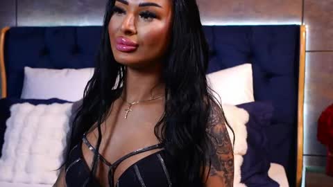 Layla online show from June 9, 6:24 am