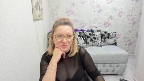 Snapshot of lea_fruit chatting on January 11, 5:31 am Lea online show from January 11, 5:31 am