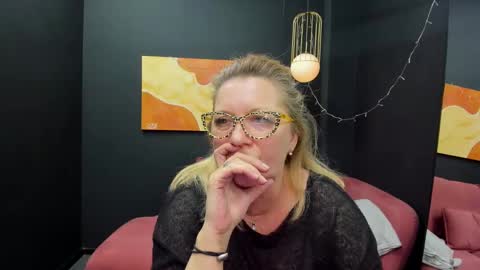 Snapshot of lea_fruit chatting on March 1, 3:16 pm Lea online show from March 1, 3:16 pm