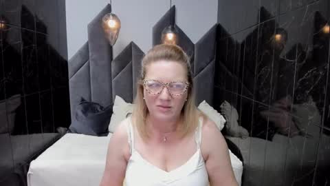 Snapshot of lea_fruit chatting on February 9, 5:08 am Lea online show from February 9, 5:08 am