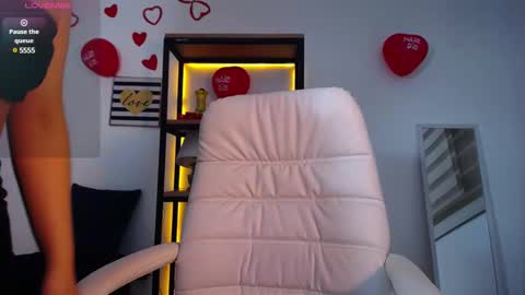 Snapshot of lea_velle chatting on March 1, 3:32 am Lea Velle online show from March 1, 3:32 am