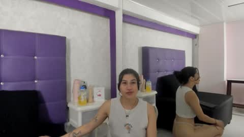 Snapshot of leamoreau__ chatting on October 5, 12:43 pm leamoreau__ online show from October 5, 12:43 pm