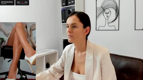 Elle  online show from March 11, 8:52 am