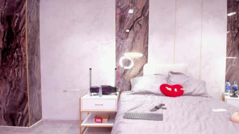 Lenathompson online show from April 5, 8:13 am