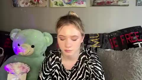 Mia online show from July 9, 11:56 am