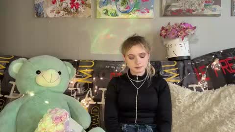 Mia online show from July 13, 8:48 am