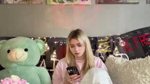 Mia online show from July 18, 10:07 am