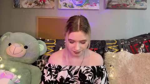 Mia online show from July 25, 9:38 am