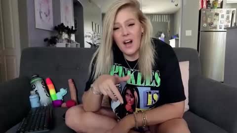 Snapshot of lexi_shocker chatting on September 12, 9:11 pm Lexi online show from September 12, 9:11 pm