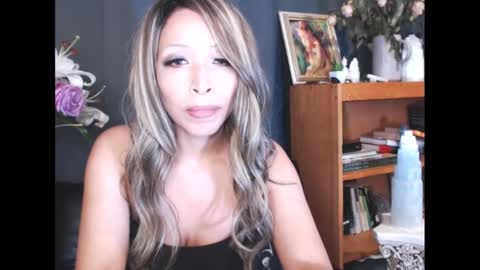 Lia Divina online show from December 3, 7:30 am