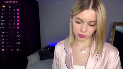 Snapshot of lil_elisa chatting on October 15, 10:40 am Elisa online show from October 15, 10:40 am