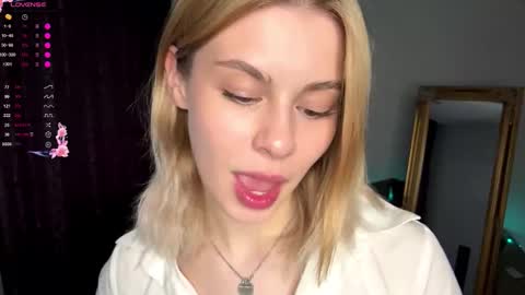 Snapshot of lil_elisa chatting on September 22, 11:08 am Elisa online show from September 22, 11:08 am