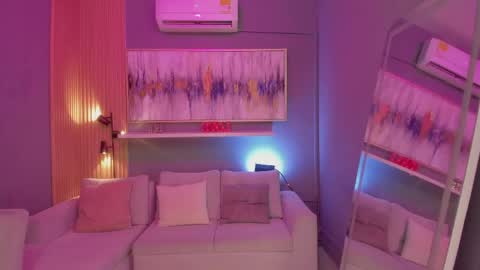 holis soy lily chang no olvides el pulgar arriba es muy importante para mi 3 independent model online show from April 13, 7:58 pm