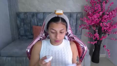 Snapshot of lilith_petit_sub chatting on January 22, 12:49 pm Lilith online show from January 22, 12:49 pm