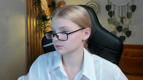 Snapshot of lilitrosen chatting on October 10, 5:51 pm lilitrosen online show from October 10, 5:51 pm