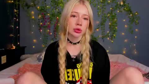 lillie_berry online show from July 14, 10:21 am