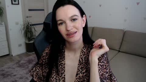 lilliyves online show from April 8, 12:40 pm