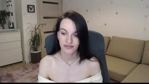 lilliyves online show from July 14, 8:24 pm