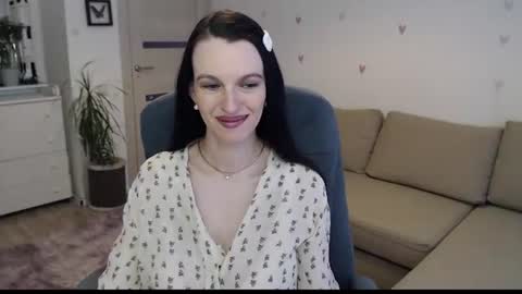 lilliyves online show from July 20, 4:52 pm