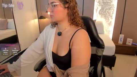 L I L L Y online show from February 4, 12:30 pm